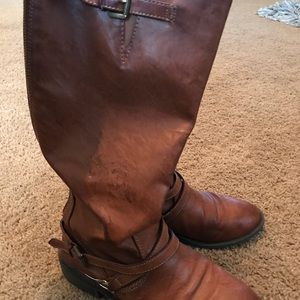 Brown leather rider boots. Good condition.